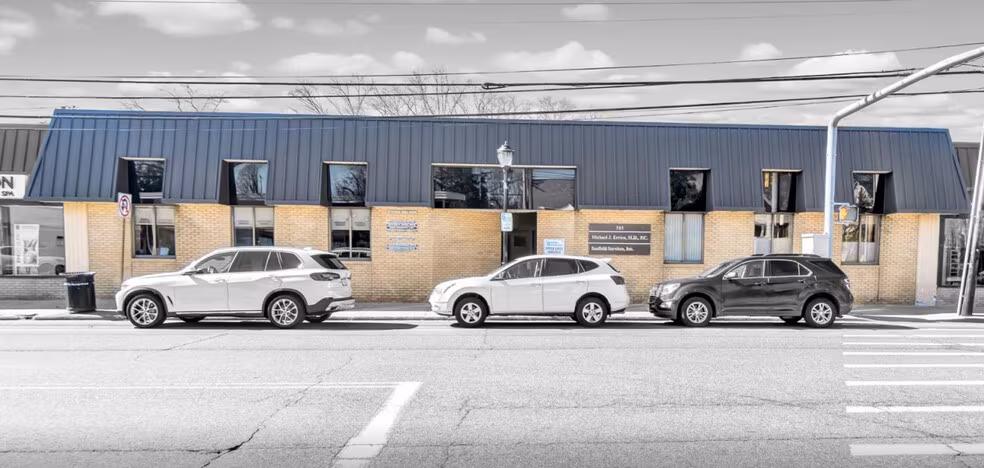 Plandome Medical Bldg                                585 Plandome Rd                    350 - 1,615 SF of Space Available in Manhasset, NY 11030